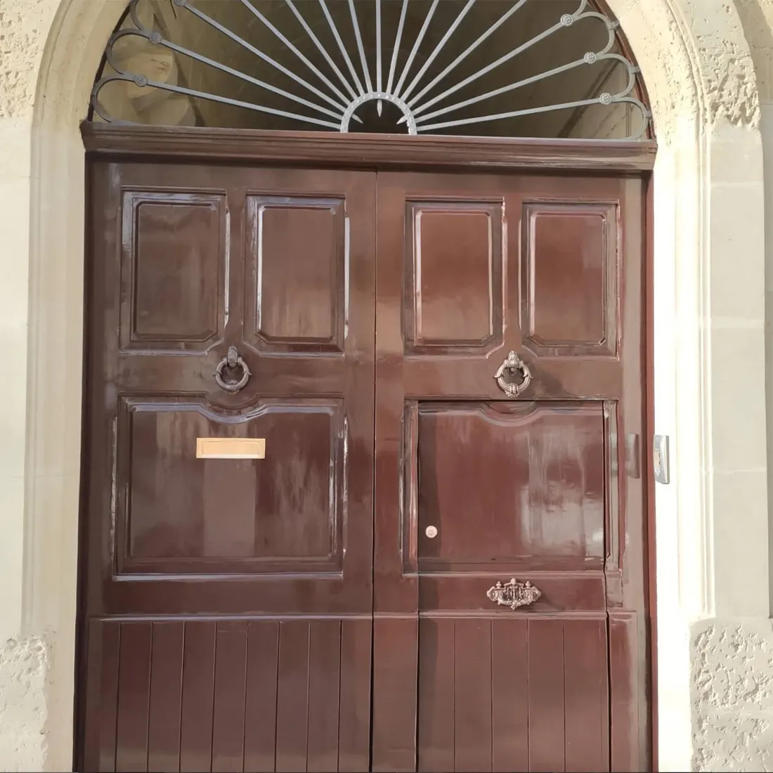 Portone antico in legno restaurato